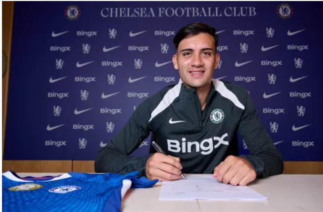 Facundo Buonanotte chính thức gia nhập Chelsea theo dạng cho mượn. Facundo Buonanotte trong màu áo Chelsea