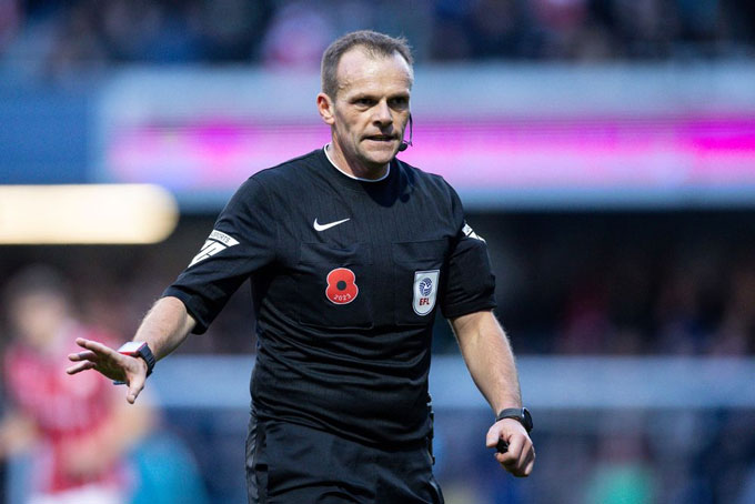 Gareth Viccars Trọng tài Gareth Viccars