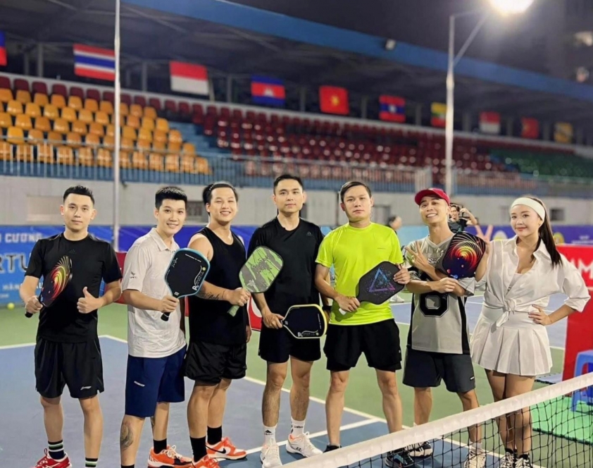 Hình ảnh nhóm bạn chơi Pickleball