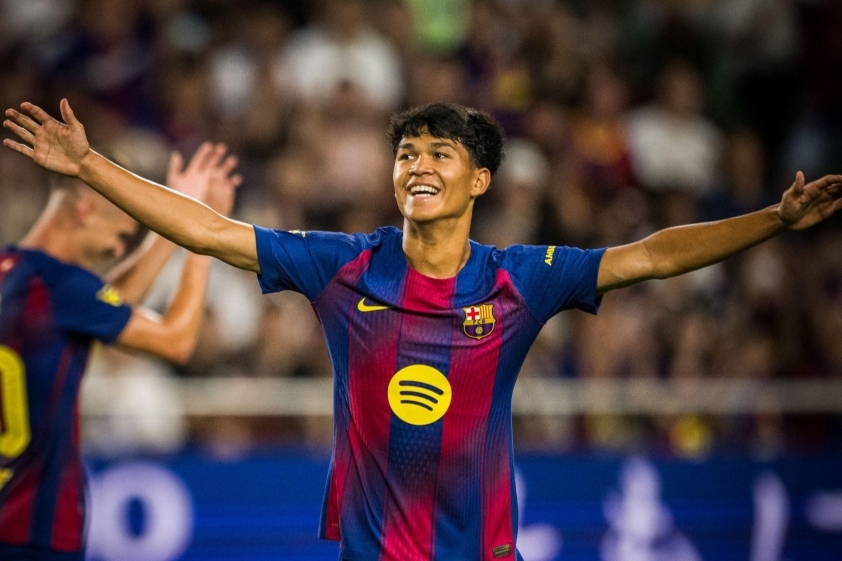 Dro Fernandez ghi bàn cho Barcelona