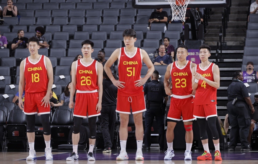 Yang Hansen trong màu áo đội tuyển bóng rổ Trung Quốc