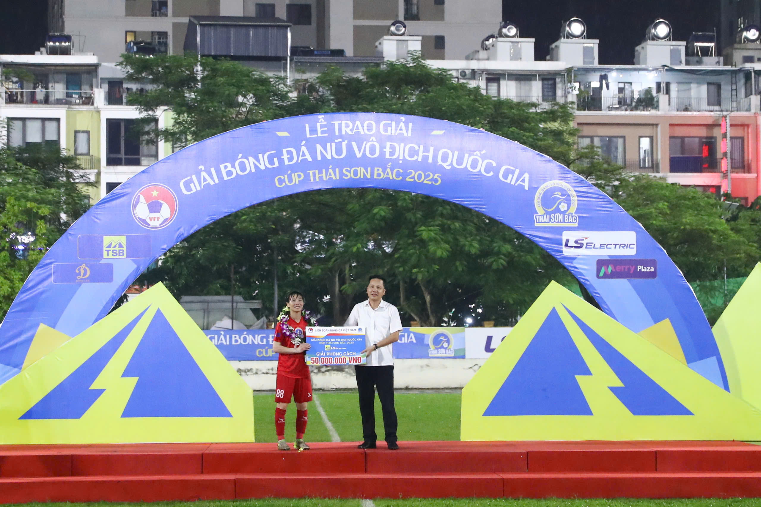 Tiền vệ Trần Thị Thuỳ Trang đại diện CLB TP.HCM I nhận giải phong cách và cầu thủ hay nhất giải nữ quốc gia 2025 Tiền vệ Trần Thị Thuỳ Trang nhận giải phong cách và cầu thủ hay nhất giải