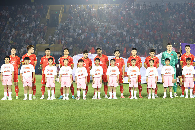 Hoạt động Trẻ em dắt tay cầu thủ và Cờ vòng tròn trung tâm tại trận đấu của ĐTVN