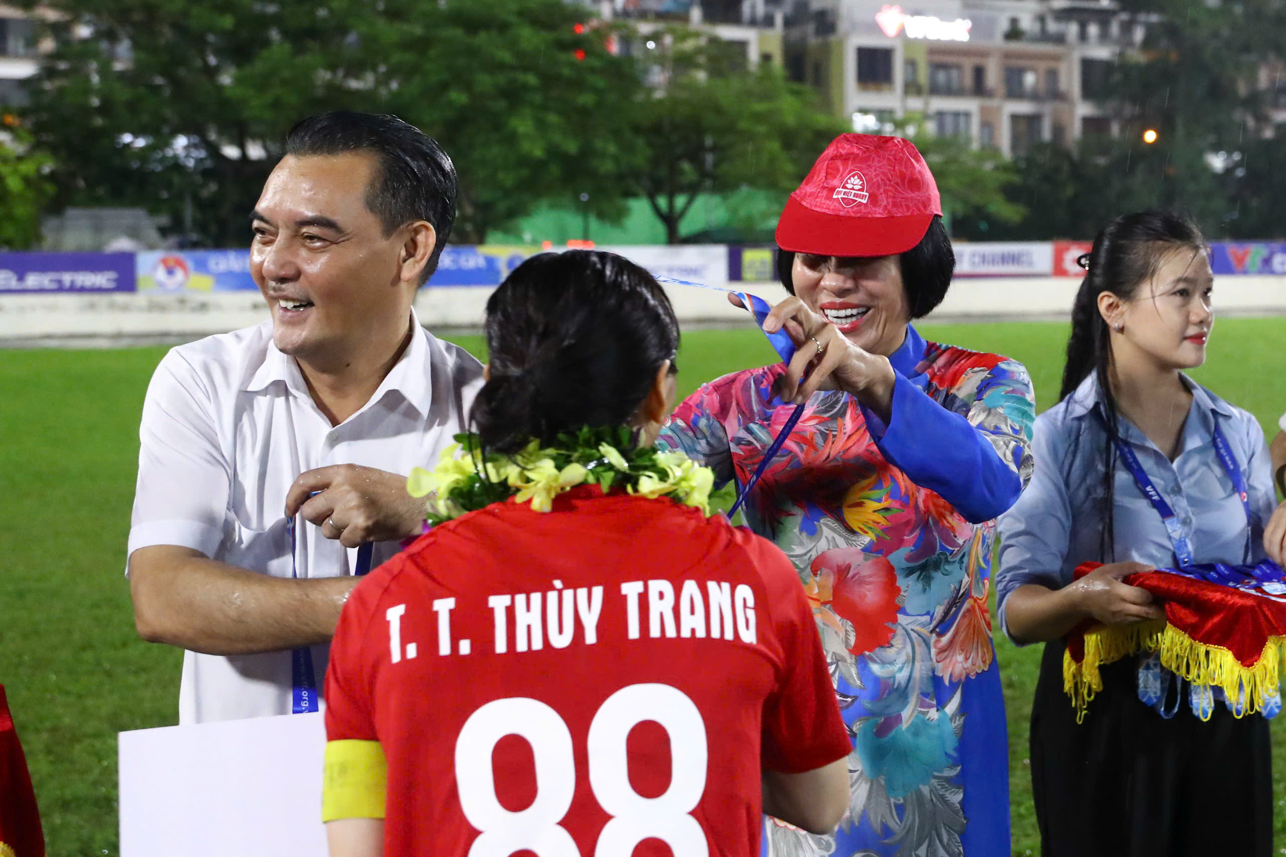 Ông Nguyễn Quốc Hội trao huy chương và cúp vô địch cho đội TP.HCM I tại giải bóng đá nữ quốc gia 2025 Lễ trao huy chương và cúp vô địch cho TP.HCM I
