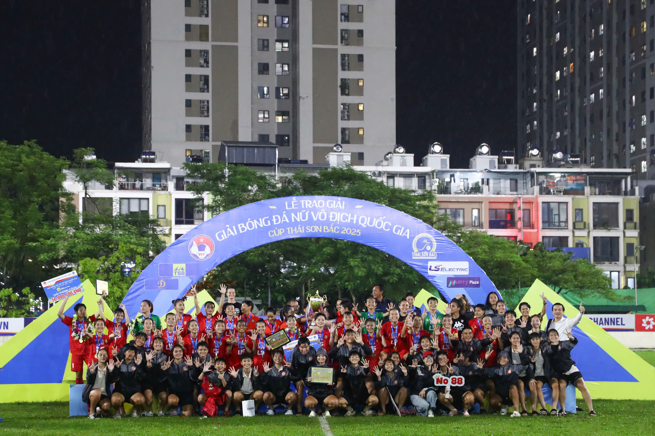 HLV Kim Chi cùng cô trò ăn mừng chức vô địch lần thứ 7 liên tiếp tại giải nữ quốc gia Đội hình TP.HCM I ăn mừng chức vô địch thứ 7 liên tiếp