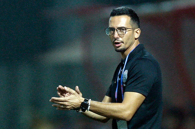 HLV Mauro Jeronimo được cho là đang nằm trong tầm ngắm của CLB Hà Nội HLV Mauro Jeronimo tại sân vận động