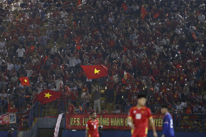 Người hâm mộ bỏ ra số tiền lớn mua vé chợ đen thể hiện sự cuồng nhiệt với ĐT Việt Nam Người hâm mộ bỏ tiền mua vé chợ đen cho thấy sức hút lớn của ĐT Việt Nam
