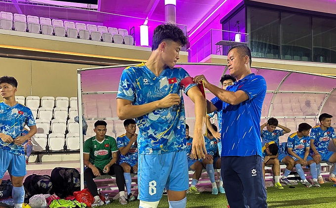 HLV Đinh Hồng Vinh phát biểu trước trận