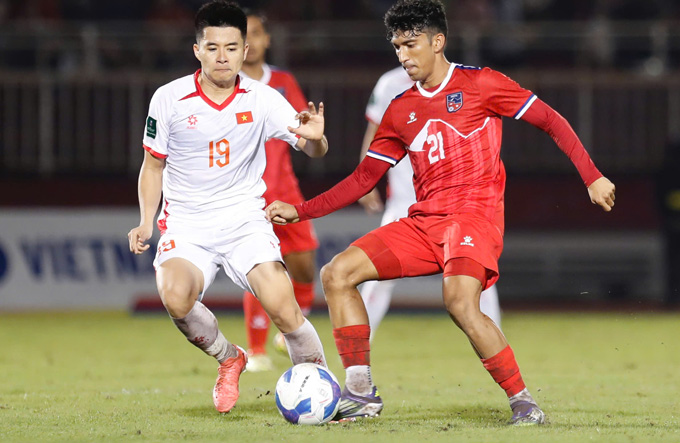 Tiền vệ Thành Long tập trung phòng ngự