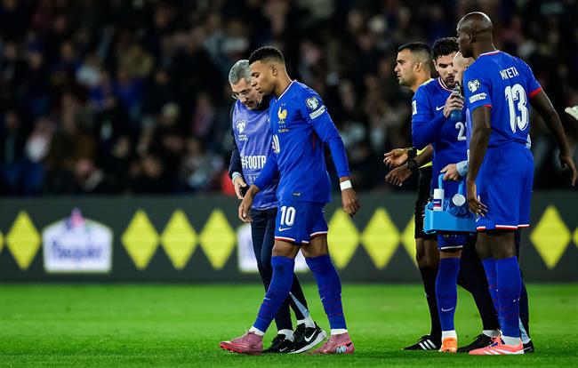 Mbappe tập tễnh rời sân trước Azerbaijan