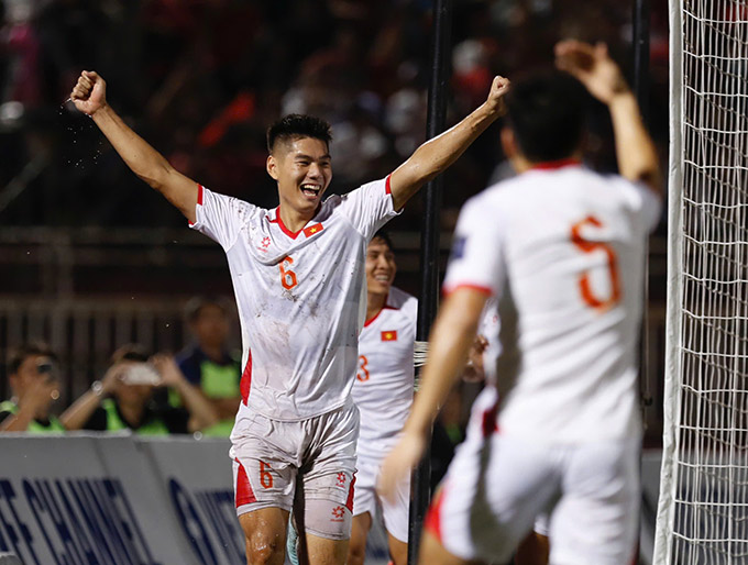 Hiểu Minh gián tiếp giúp ĐT Việt Nam có bàn thắng sớm - Ảnh: Anh Khoa Hiểu Minh giúp ghi bàn