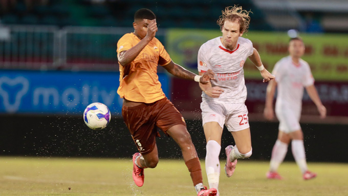 Cầu thủ Wesley thi đấu dưới sức