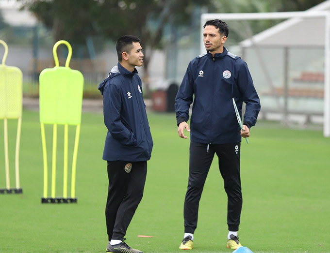 HLV Mauro vẫn đang đợi ngày tái xuất sân cỏ Việt Nam sau khi chia tay PVF-CAND ở mùa giải năm ngoái HLV Mauro Jeronimo trên sân bóng