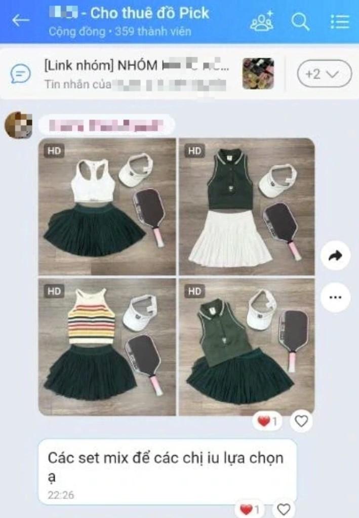 Khách hàng thuê đồ pickleball Người chơi pickleball mặc trang phục cho thuê