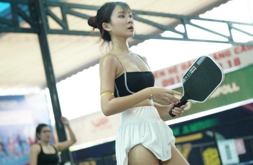 Góc chụp nhấn vào cơ thể tay vợt nữ