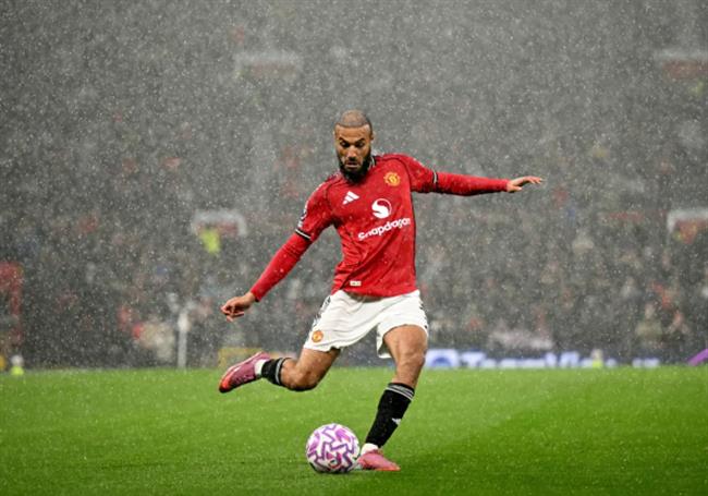 Noussair Mazraoui có thể ra sân trước Liverpool tại Anfield. Noussair Mazraoui co the ra san truoc Liverpool tai Anfield.