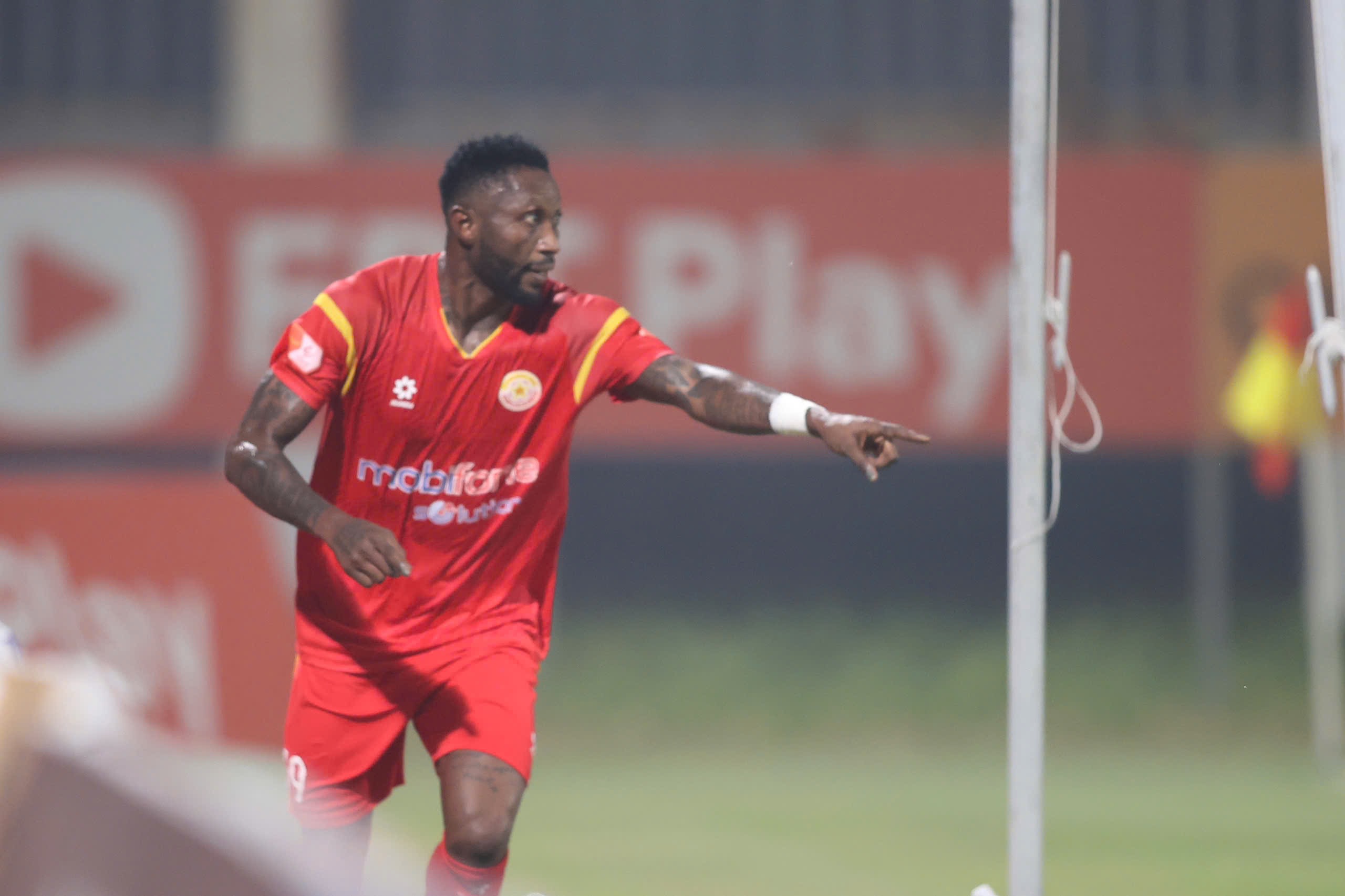 Các cầu thủ PVF-CAND và SHB Đà Nẵng tranh bóng