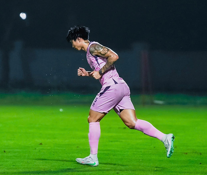 Đoàn Văn Hậu trở lại sân cỏ sau 2 năm Văn Hậu thi đấu 10 phút cuối hiệp 3