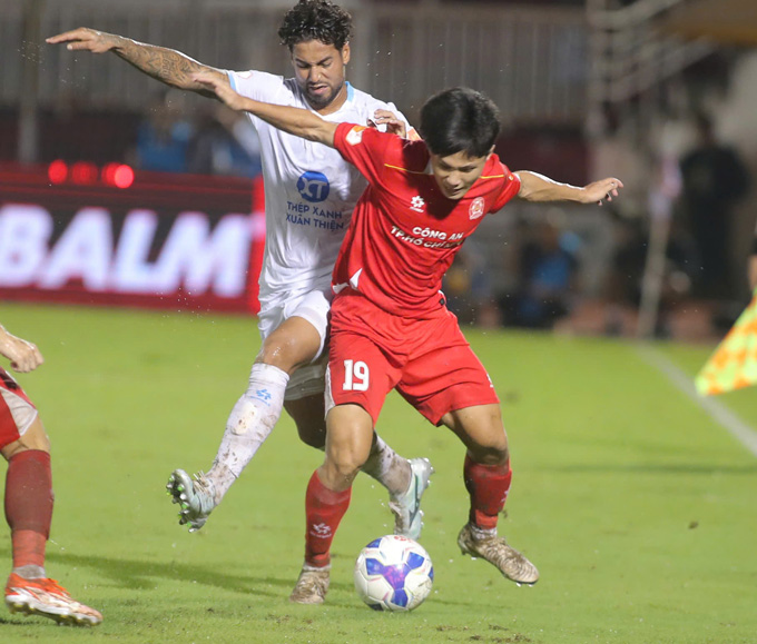 CA TP.HCM đang xếp tốp 5 trên BXH, một thành tích chấp nhận được trong bối cảnh hiện tại. Sân vận động Thống Nhất đông đảo cổ động viên