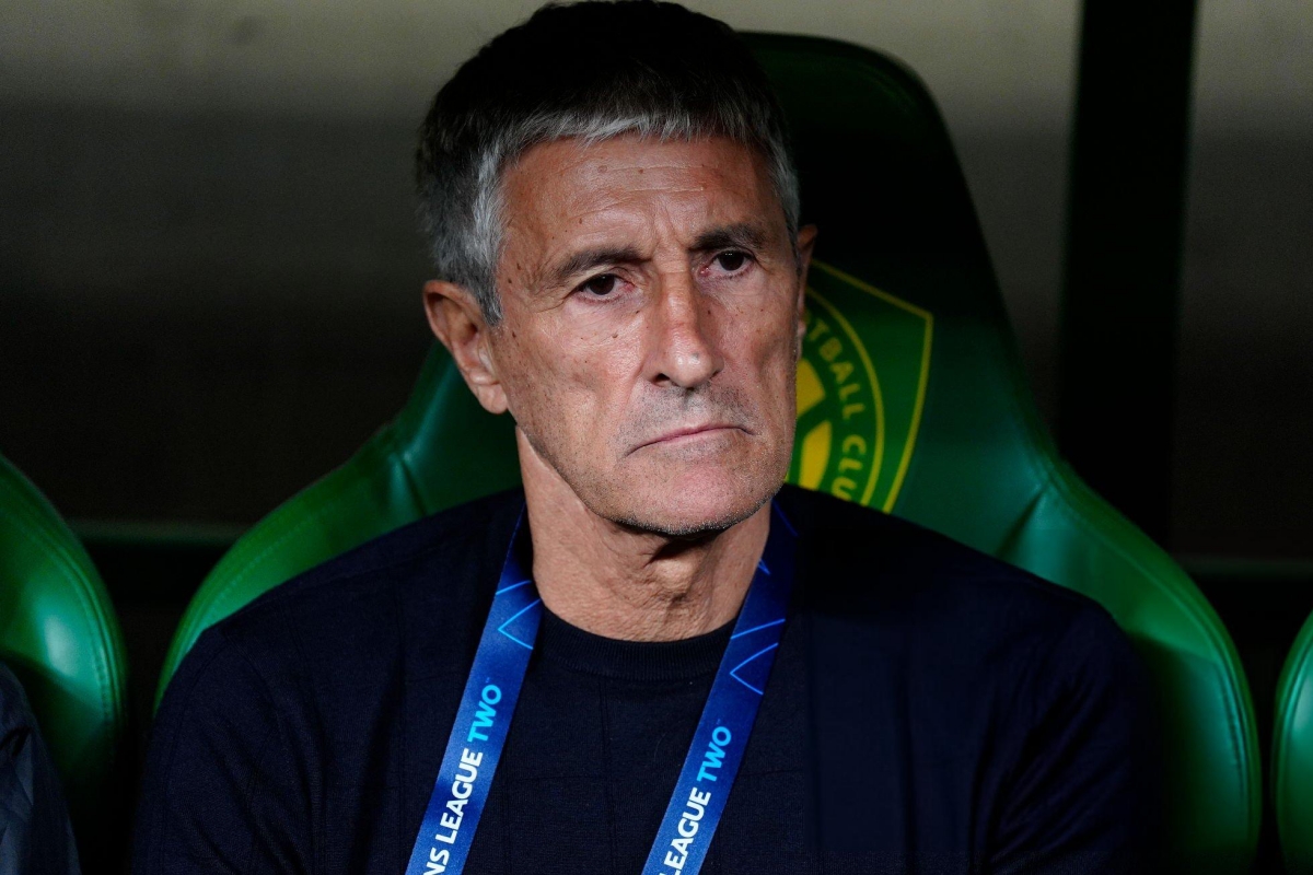 HLV Quique Setien trong trận đấu giữa Beijing Guoan với CAHN HLV Quique Setien trong trận đấu giữa Beijing Guoan với CAHN
