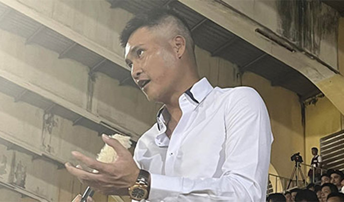 Công Vinh đến sân Vinh theo dõi trận đấu