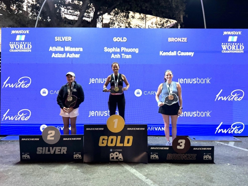 Phương Anh trên bục nhận giải