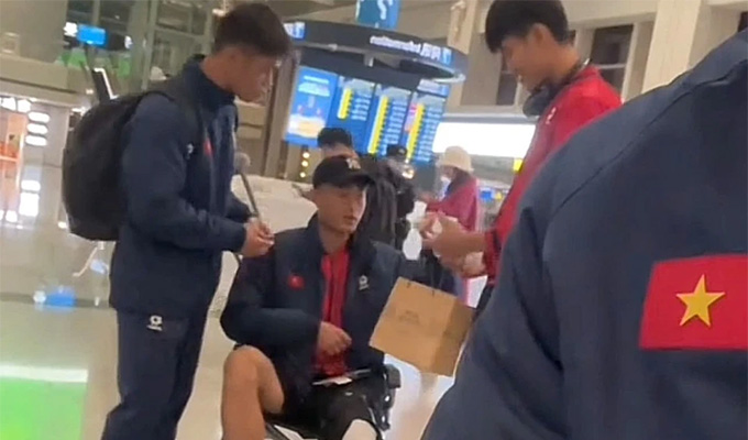 Tiền vệ Văn Trường ngồi xe lăn vì chấn thương nặng