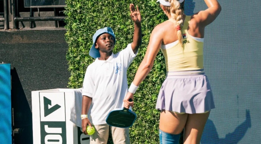 Cậu bé 8 tuổi Micah tư vấn chiến thuật cho tay vợt hàng đầu