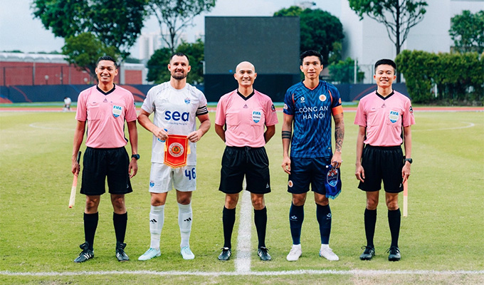 Đoàn Văn Hậu đá chính, đeo băng thủ quân của CAHN trong trận giao hữu trên đất Singapore vừa qua Đoàn Văn Hậu đeo băng thủ quân trận giao hữu ở Singapore