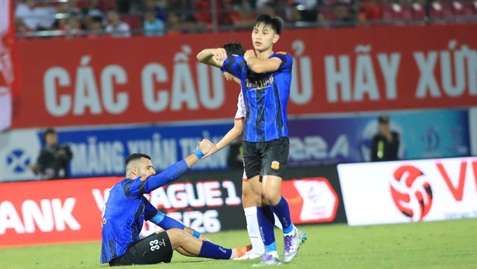 Khán đài vắng vẻ khi HAGL thi đấu