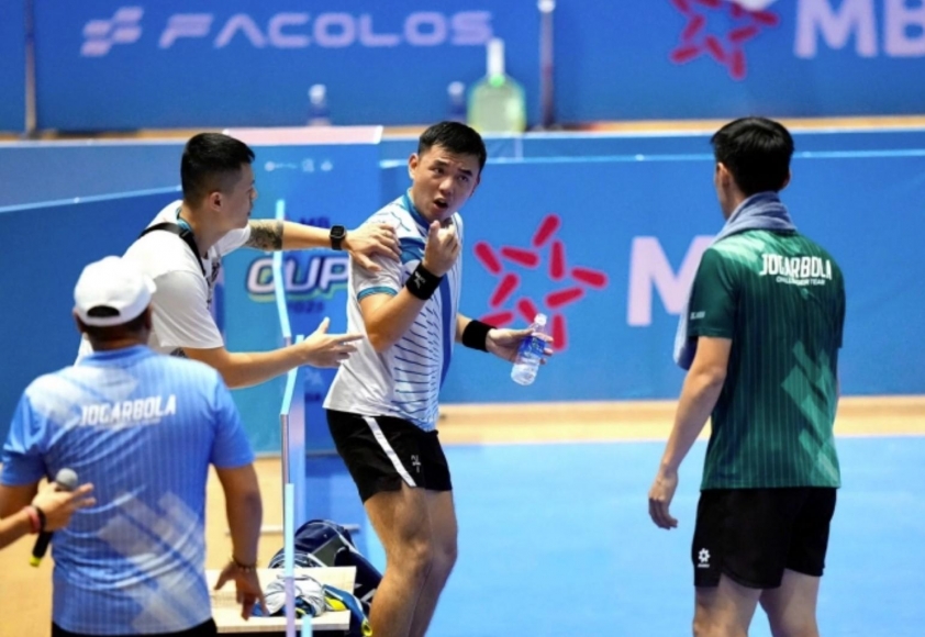 Hai tay vợt từng có tranh cãi tại Vietnam Cup Lý Hoàng Nam và Trương Vinh Hiển tranh tài căng thẳng