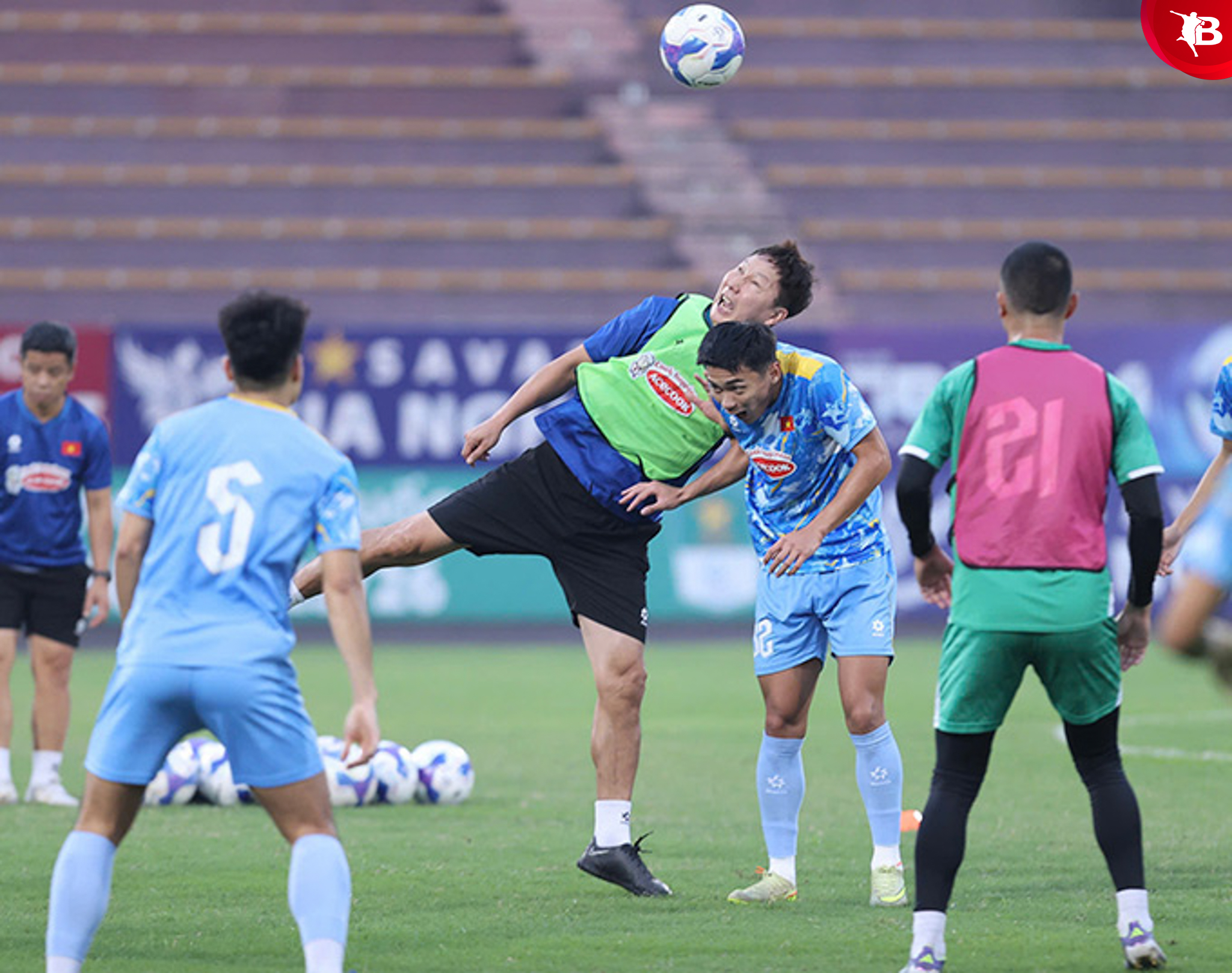 HLV Kim Sang Sik tích cực tham gia buổi tập cùng ĐT Việt Nam HLV Kim Sang Sik tranh bóng cùng học trò