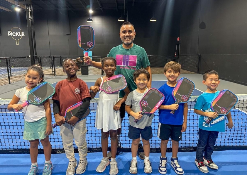 Micah (thứ hai từ trái) trong buổi tập pickleball