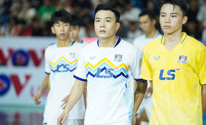 Châu Đoàn Phát (giữa) cũng là ứng viên sau một mùa giải VĐQG xuất sắc Châu Đoàn Phát cầu thủ xuất sắc