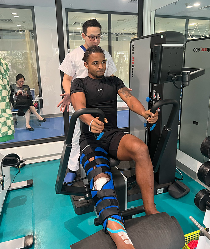 Bác sỹ CKII Vũ Tú Nam - Trưởng khoa Chấn thương chỉnh hình và Y học Thể thao Bệnh viện Vinmec Smart City, lạc quan về khả năng tái xuất sân cỏ của Xuân Son Bác sỹ Vũ Tú Nam đánh giá tích cực sức khỏe Xuân Son