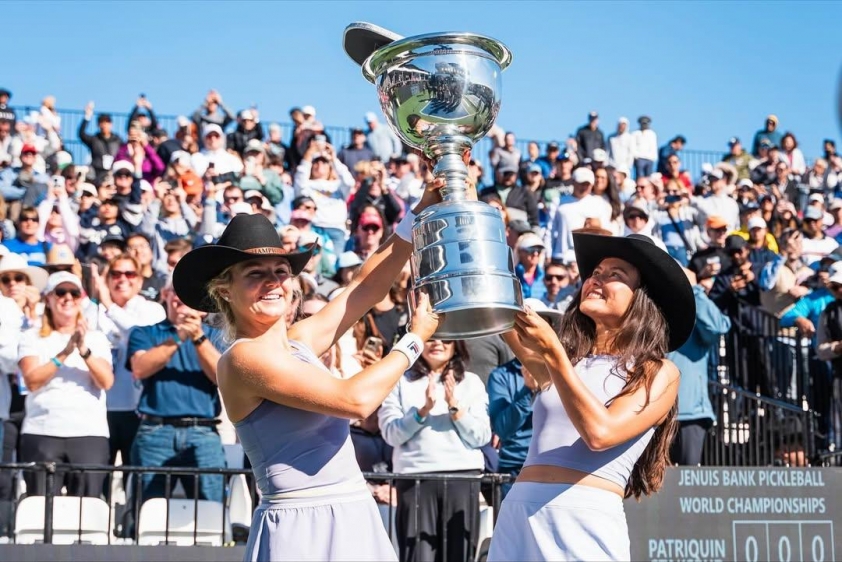 Cặp đôi Waters và Bright ăn mừng chiến thắng