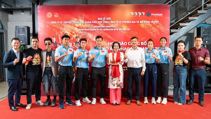 Bà Lê Thị Hoàng Yền cùng tuyển thủ tham dự buổi ra mắt MV