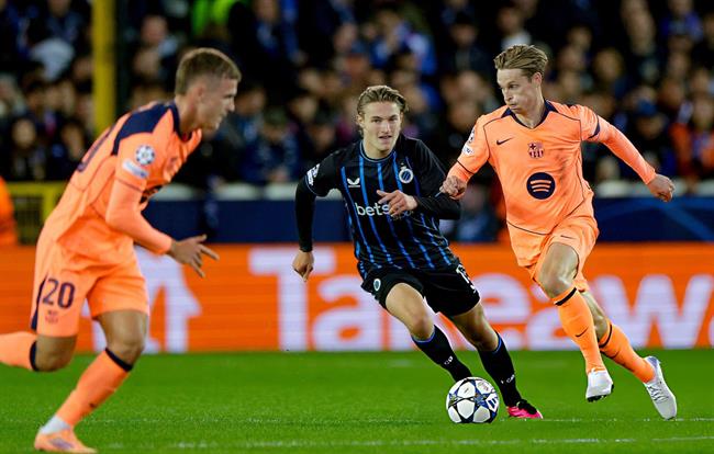 Frenkie de Jong không hài lòng với cách phòng ngự của Barca