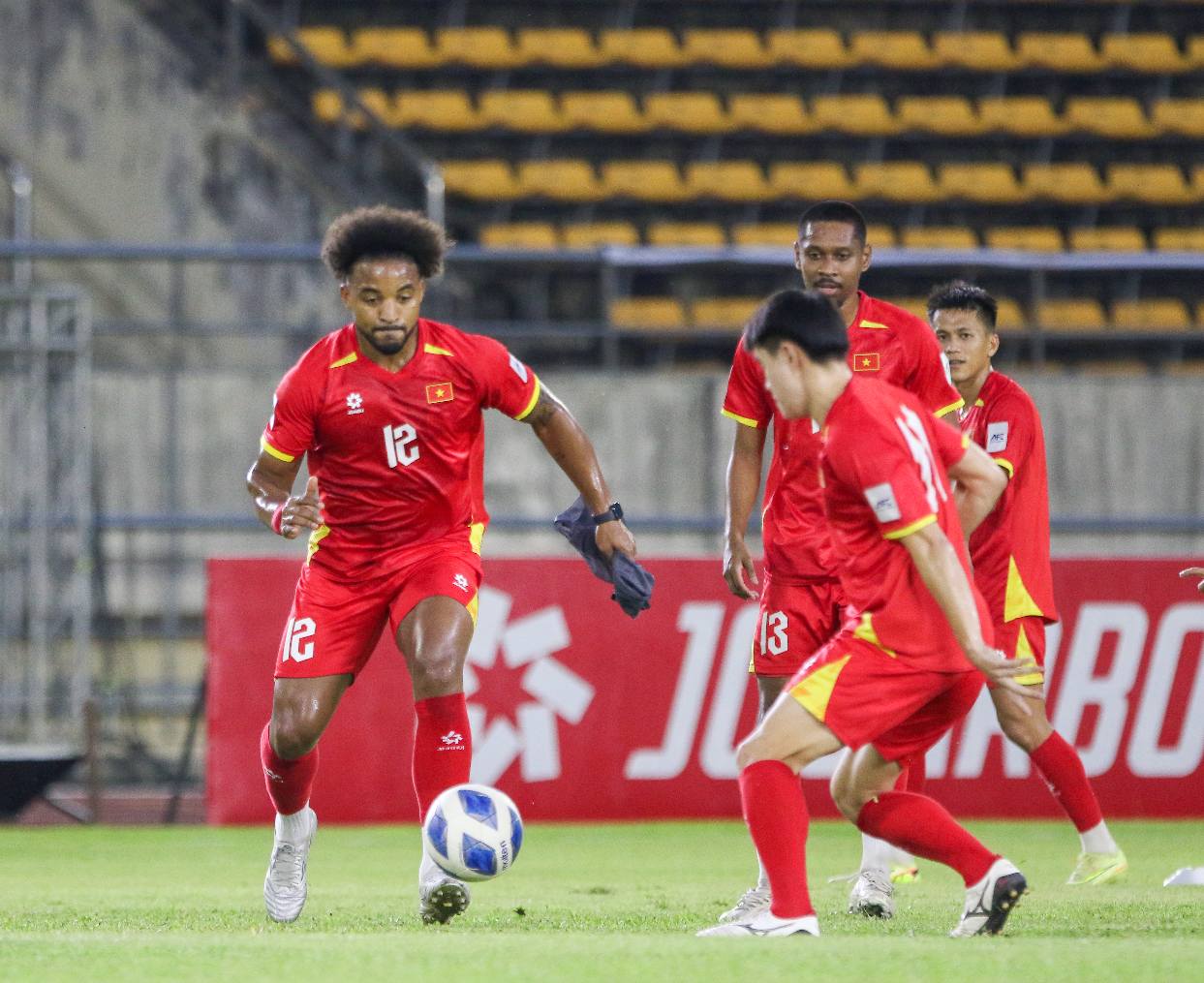 Cầu thủ Việt Nam thi đấu Đội tuyển Việt Nam thi đấu