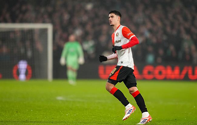 Con trai Robin van Persie ra mắt sân chơi Europa League 1 Con trai Robin van Persie ra mắt sân chơi Europa League 1