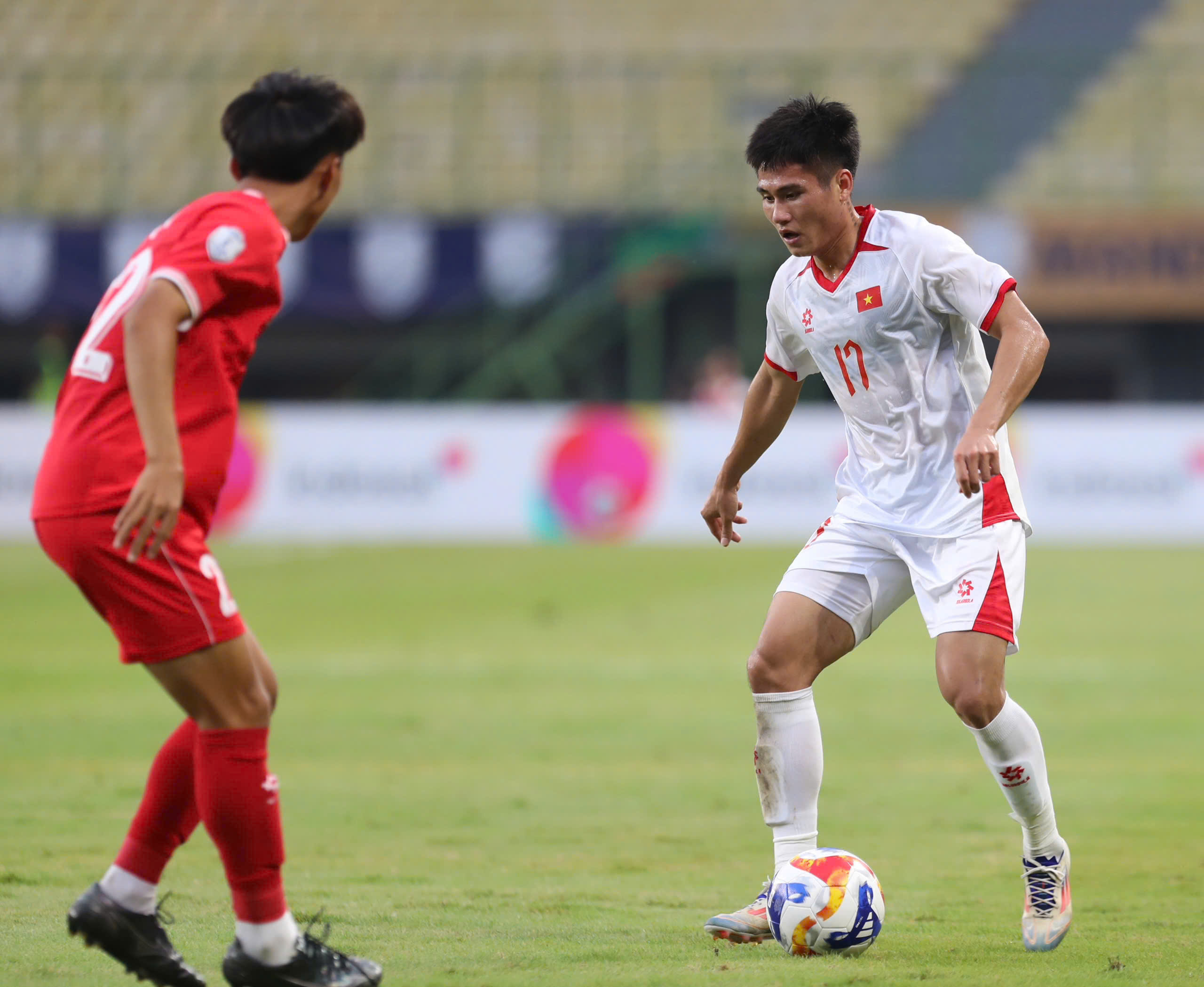 U22 Trung Quốc tấn công nhiều bên cánh U22 Trung Quốc tạo sức ép về phía khung thành Việt Nam