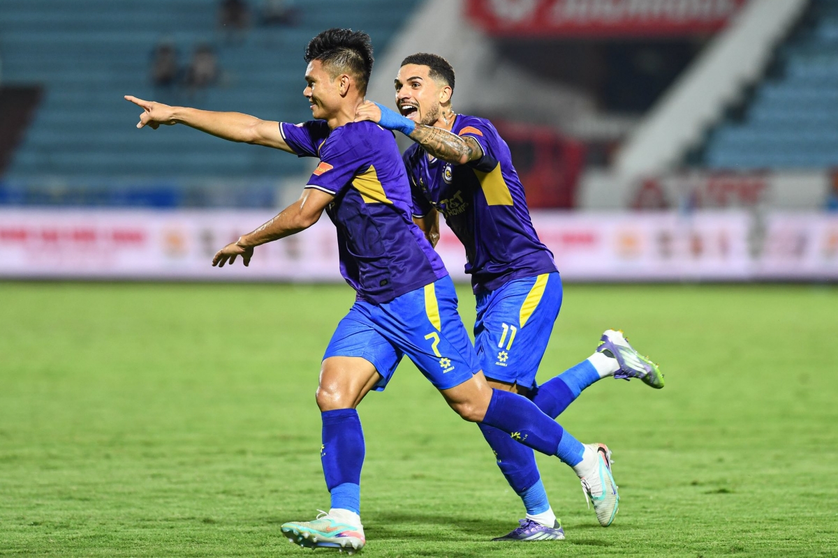 do Hoang Hen tu tin tra loi bang tieng Viet