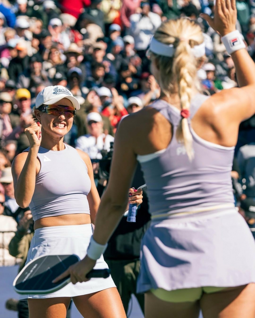 Hai vận động viên kiểm soát trận đấu pickleball