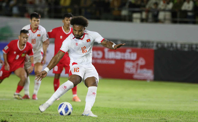 Xuân Son ghi bàn trên chấm 11m cho ĐT Việt Nam Xuân Son ghi bàn trên chấm 11m cho ĐT Việt Nam