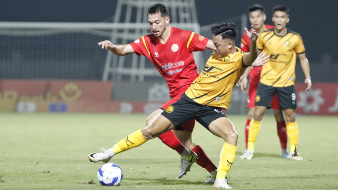 Thái Sơn (áo vàng) và các đồng đội đang đứng áp chót bảng xếp hạng