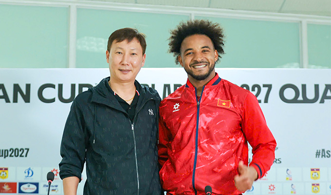 HLV Kim Sang Sik và Xuân Son trong phòng họp báo sau trận đấu HLV Kim Sang Sik và Xuân Son trong phòng họp báo sau trận đấu