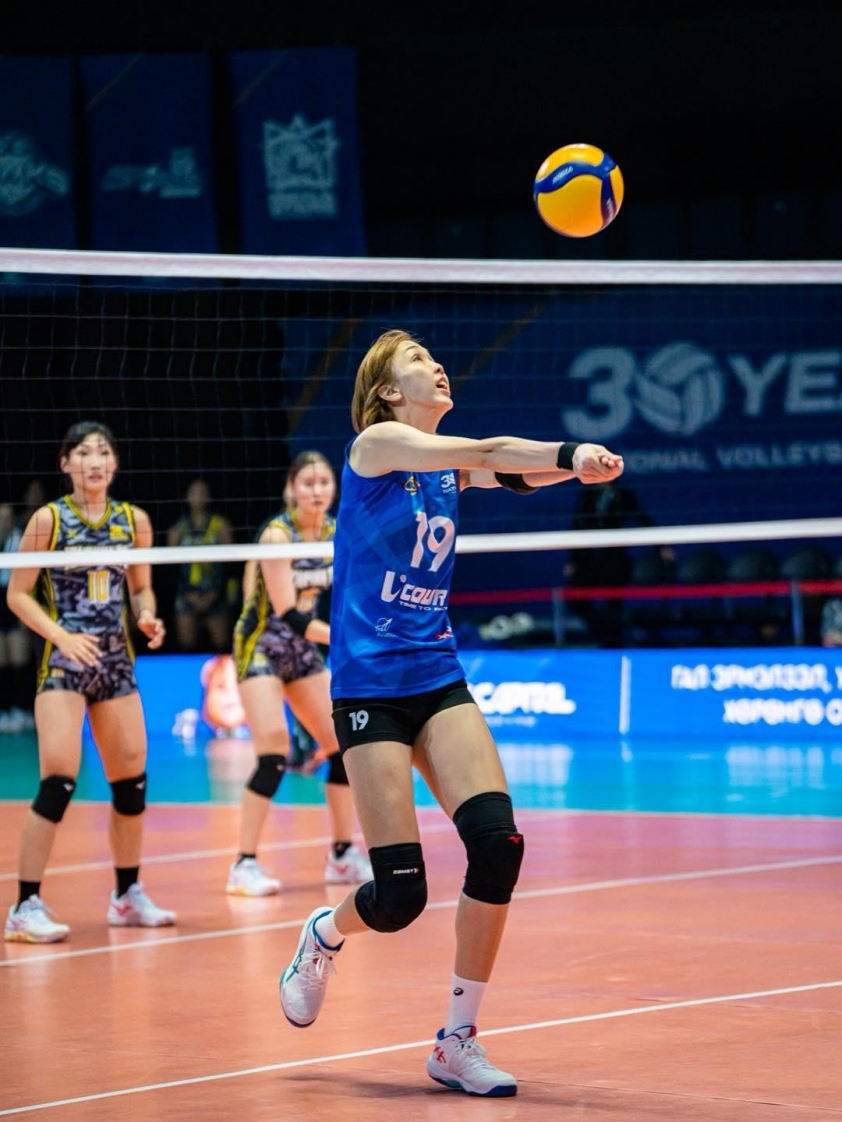 Lý Thị Luyến phối hợp cùng đồng đội Phụ công cao nhất bóng chuyền nữ Việt Nam ra mắt đội bóng Mông Cổ