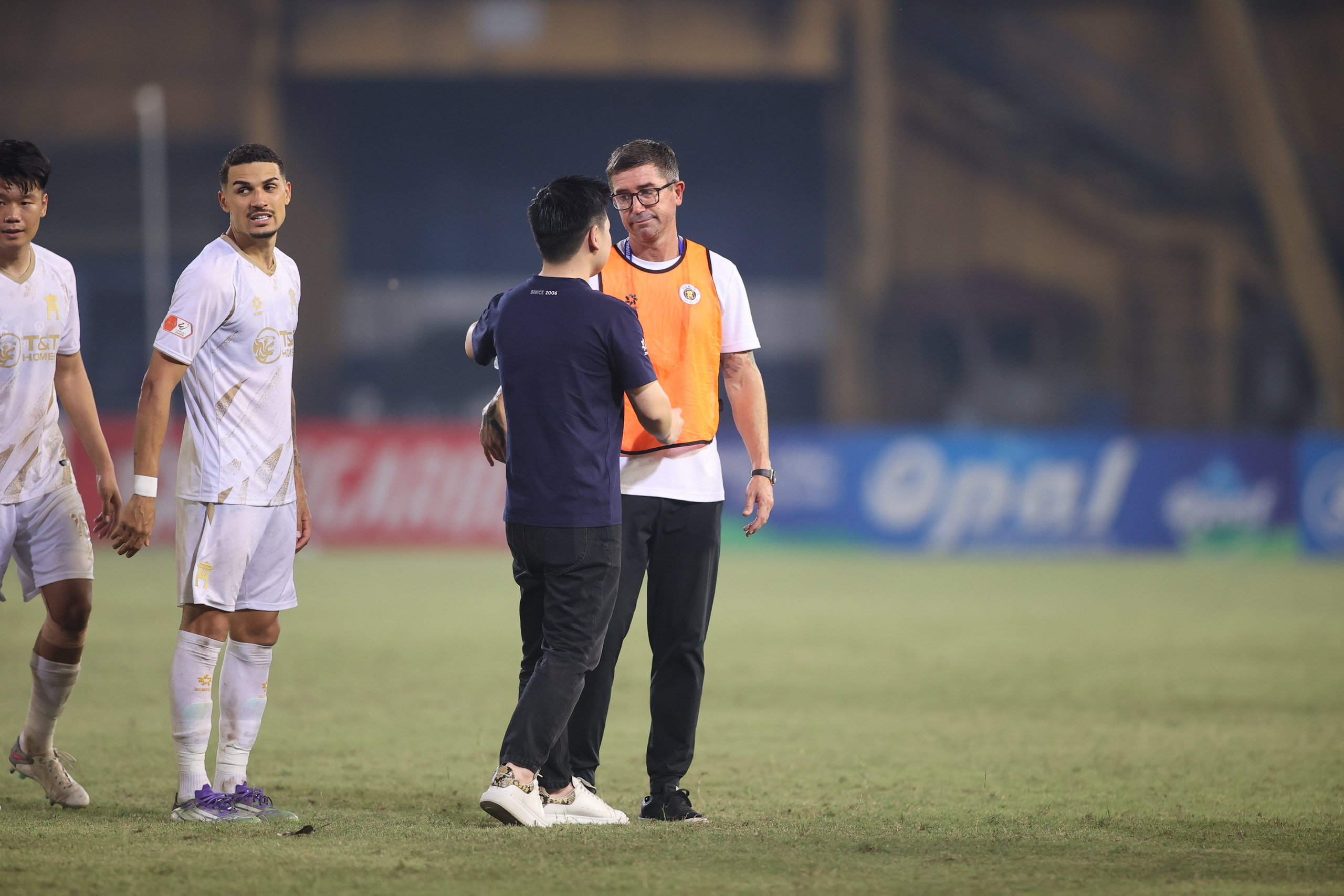 HLV Harry Kewell tại sân Hàng Đẫy