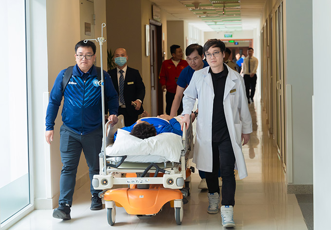 ThS.BS Hồ Ngọc Minh - Phụ trách đơn nguyên Y học Thể thao Bệnh viện Vinmec Times City, đồng hành với Xuân Son từ đầu năm 2025 ThS.BS Hồ Ngọc Minh hỗ trợ Xuân Son hồi phục