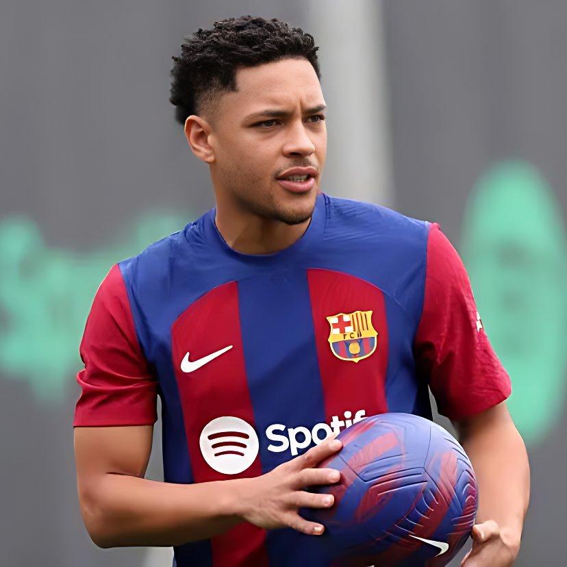 Roque không được trao cơ hội nhiều tại Barca trước đây Tiền đạo Vitor Roque từng thi đấu tại Barcelona nhưng ít được ra sân